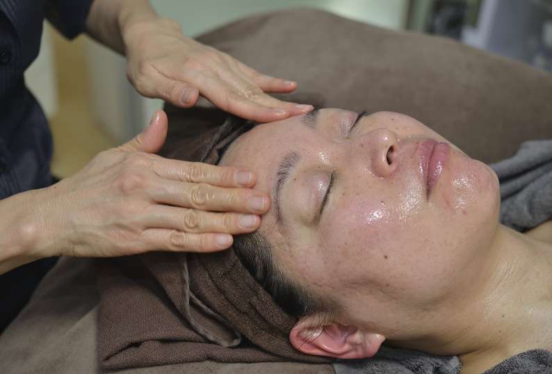 フェイシャルオイルマッサージ